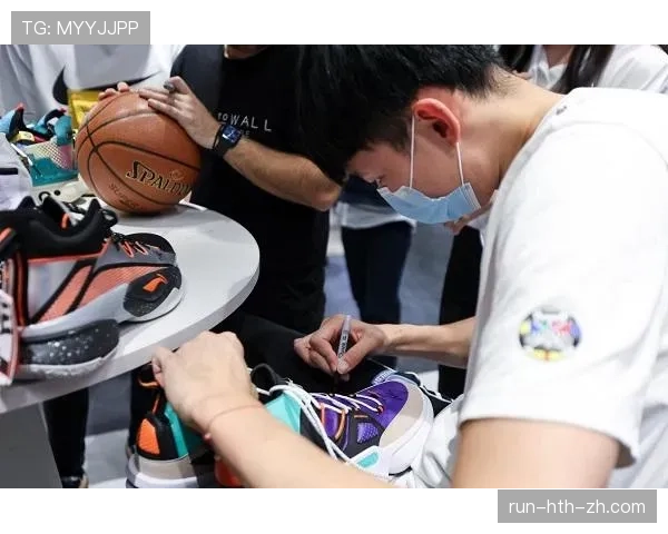 周琦穿球鞋去超市，豪车司机比他还认真盯着购物车