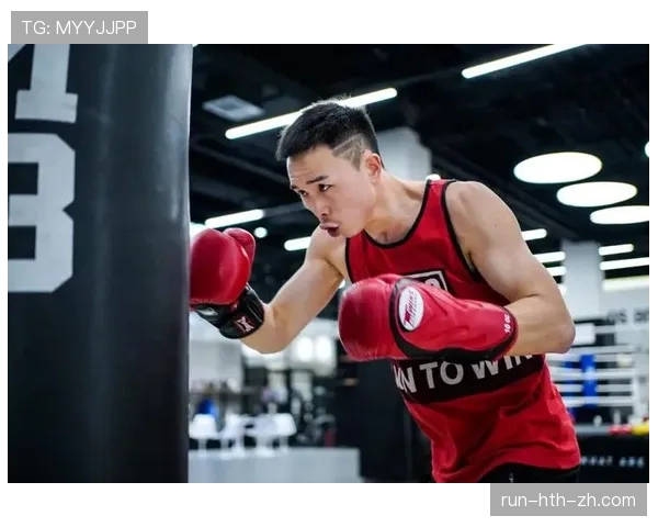 徐灿训练完啃鸡腿那一下，真不像个前拳王