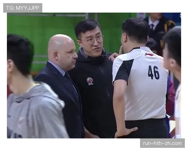 手抛球规则解析：裁判判罚和比赛恢复的关键条件